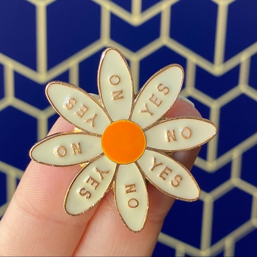 He Loves Me, Loves Me Not Daisy Enamel Pin/ Brooch